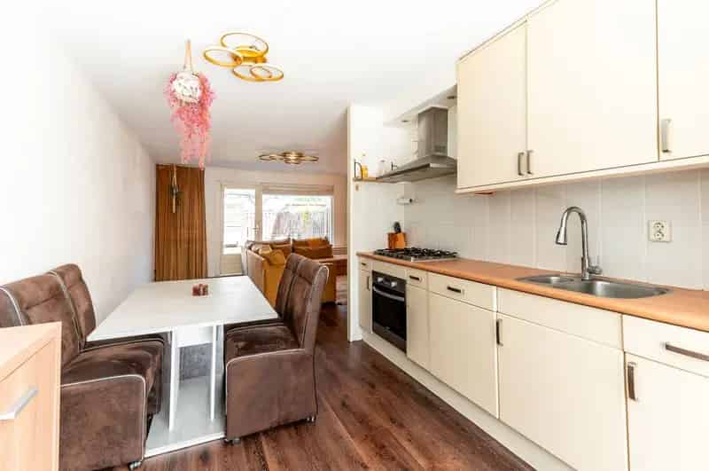 Tussenwoning Almere Seizoenenbuurt 4 slaapkamers tuin veranda