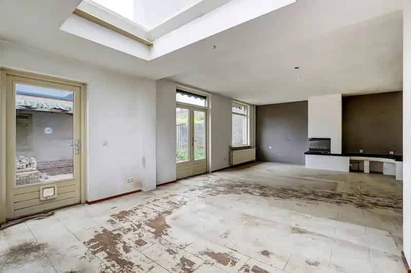 Ruime 5 Slaapkamers Tweekapper met Garage Nabij Park Beuningen