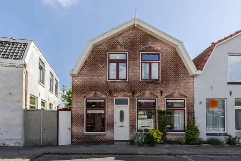 Huis te koop Zaandam: Sfeervolle woning met 2 slaapkamers en tuin