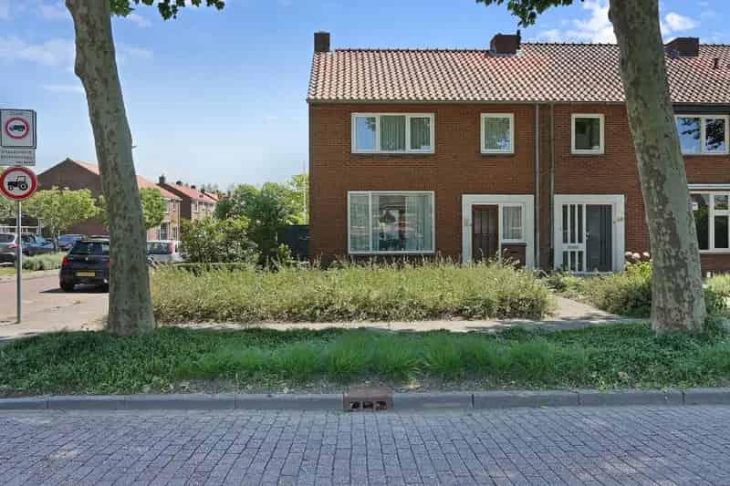 Ruime Hoekwoning Nieuw Sint Joosland Moderniseringspotentieel 3 slaapkamers