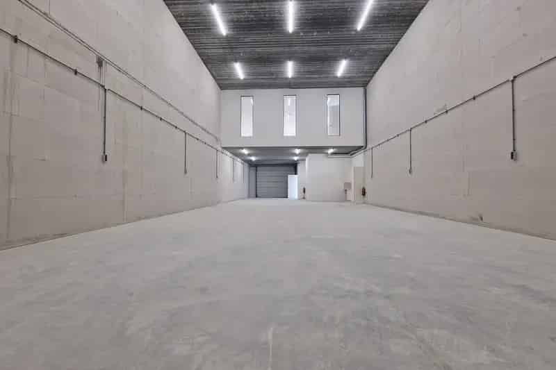 Bedrijfshal te huur Zwaag 245m² 100m² verdieping