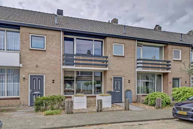 Ruime Tussenwoning 4 Slaapkamers Nieuwe Kozijnen HR Ketel Zonnepanelen