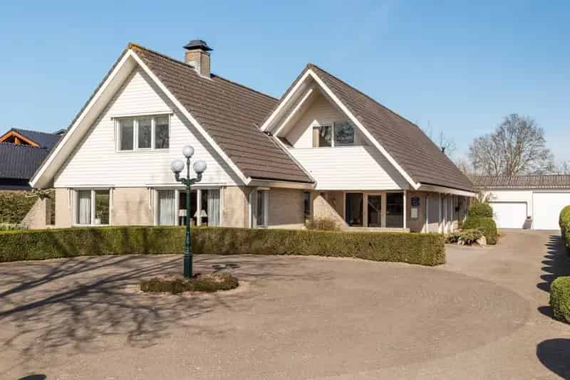 Luxe Wonen en Werken: Riant Vrijstaand Object met Bedrijfsgedeelte