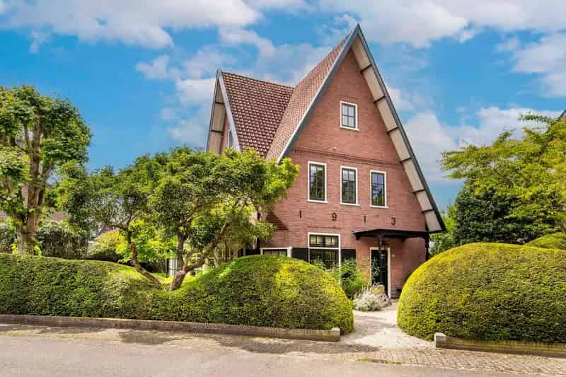 Huis te koop Bussum Spiegel: 6 slaapkamers, 2 badkamers, unieke tuin