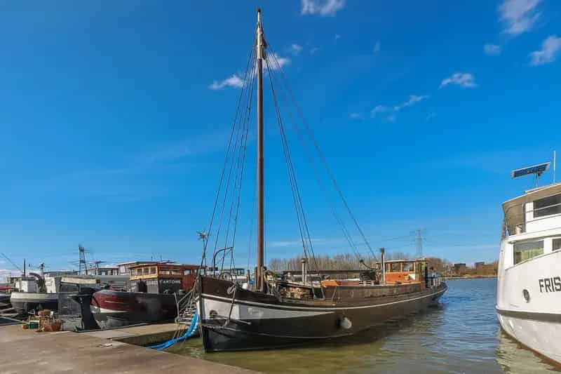 Huisboot te koop IJburg: Luxe Woonschip met A+++ Energielabel
