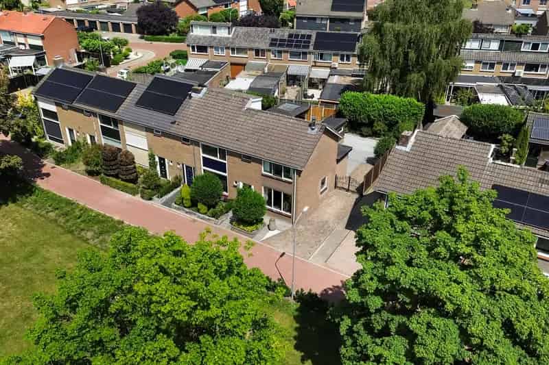 Huis te koop Eerbeek: Ruime hoekwoning met uitbouw