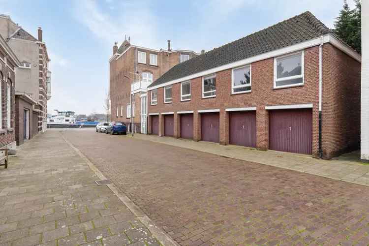 Woonruimte met garageboxen te koop in Middelburg