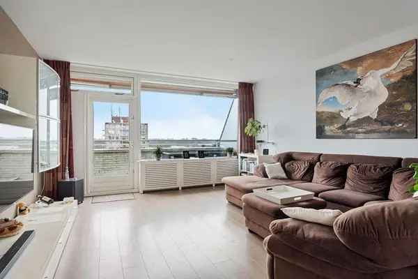 Ruim 3-kamer appartement boven winkelcentrum Meerzicht