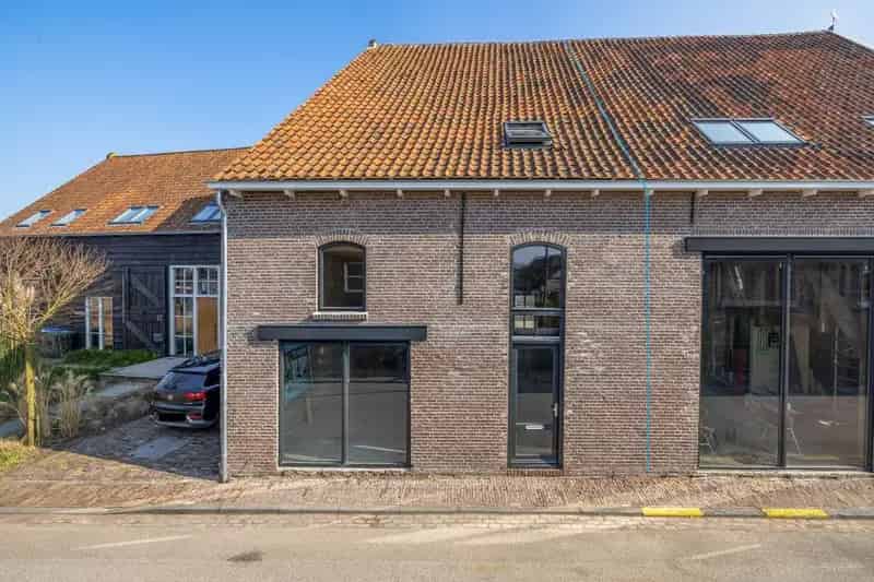 Ruime Tussenwoning in Boerenschuur Sommelsdijk
