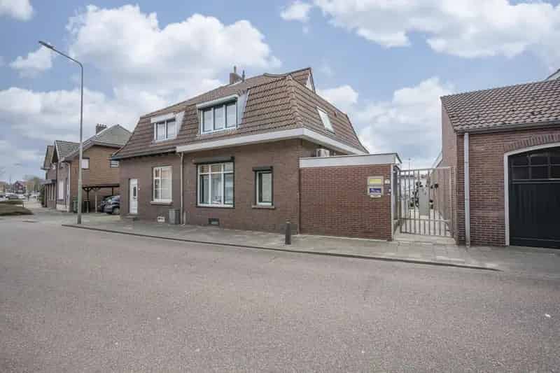 Halfvrijstaand Huis Landgraaf Tuin Garage Zonnepanelen