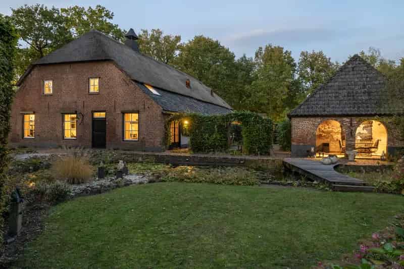Woonboerderij Heeswijk-Dinther: Wonen en Werken in het Hart van het Dorp
