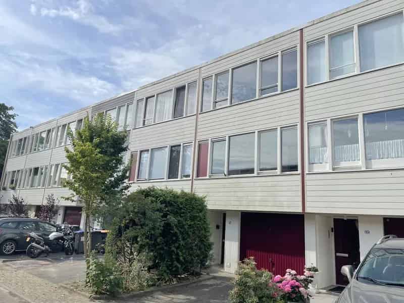 Huis te koop Hilversum: Ruime eengezinswoning met garage en tuin
