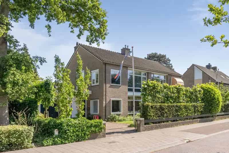 Huis te koop Bloemendaal: Ruime gezinswoning met uitbouw en tuin