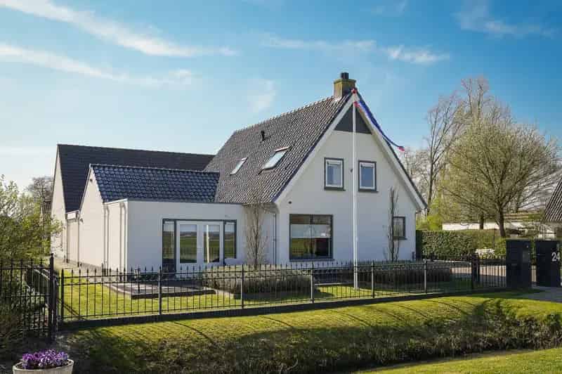 Huis te koop Maasbommel: Luxe villa met zwembad en gastenverblijf