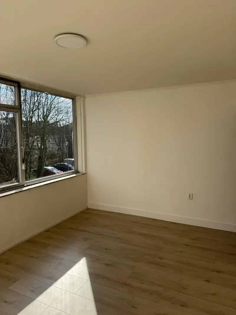 Huisgenoot gezocht Heerlen Centrum: Lichte kamer in gemeubileerd appartement