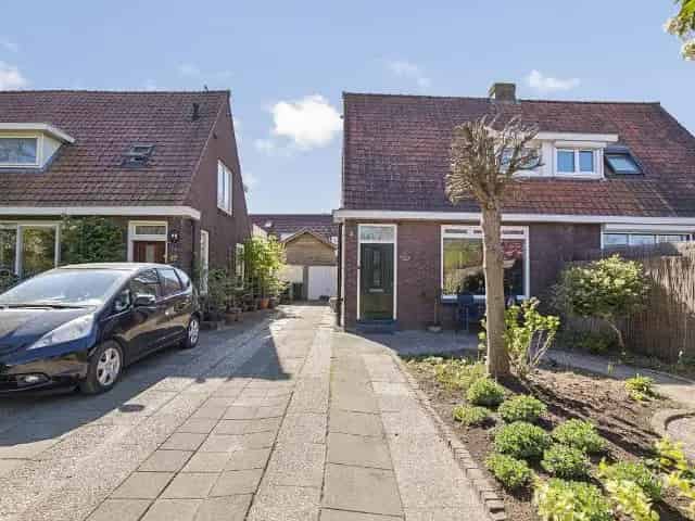 Te koop: Instapklare 2-onder-1-kapwoning Spijkenisse