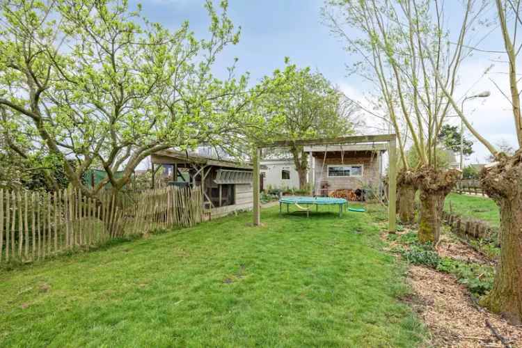 Landelijk wonen nabij Pijnacker: gerenoveerde hoekwoning met schuur en tuin