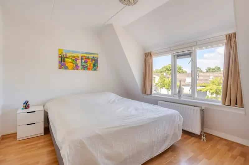 Ruime gezinswoning Almere met extra kamer en zonnige tuin