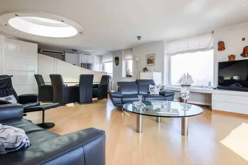3-kamerappartement Leiderdorp  bovenste verdieping  uitzicht balkon parkeerplaats