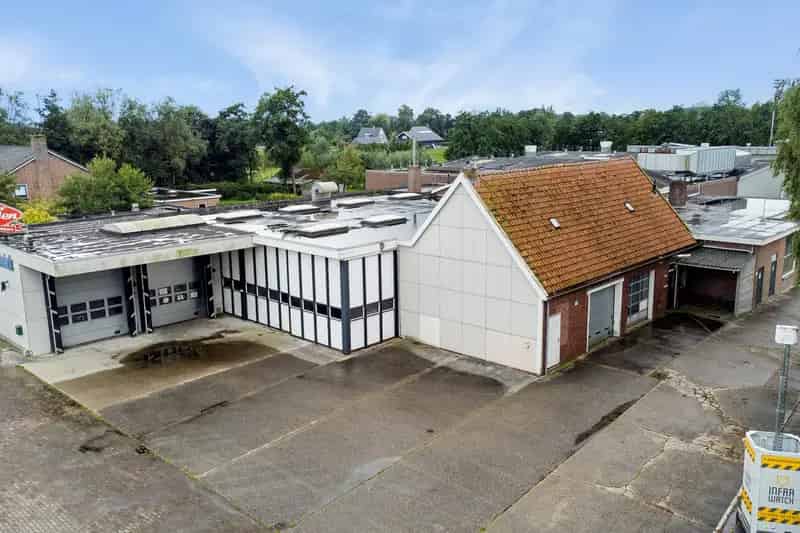 Bedrijfshal Broeksterwâld te koop 3 woningen
