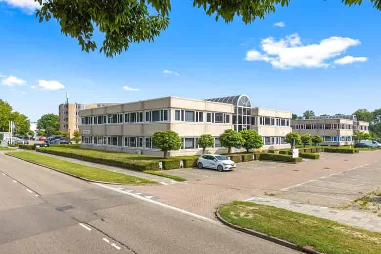 1.530 m2 kantoorruimte te koop in Spijkenisse