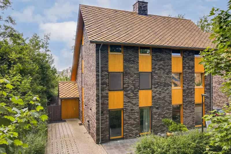 Te Koop: Ruime 4 Slaapkamers Twee Onder Een Kapwoning Boomrijk Almere