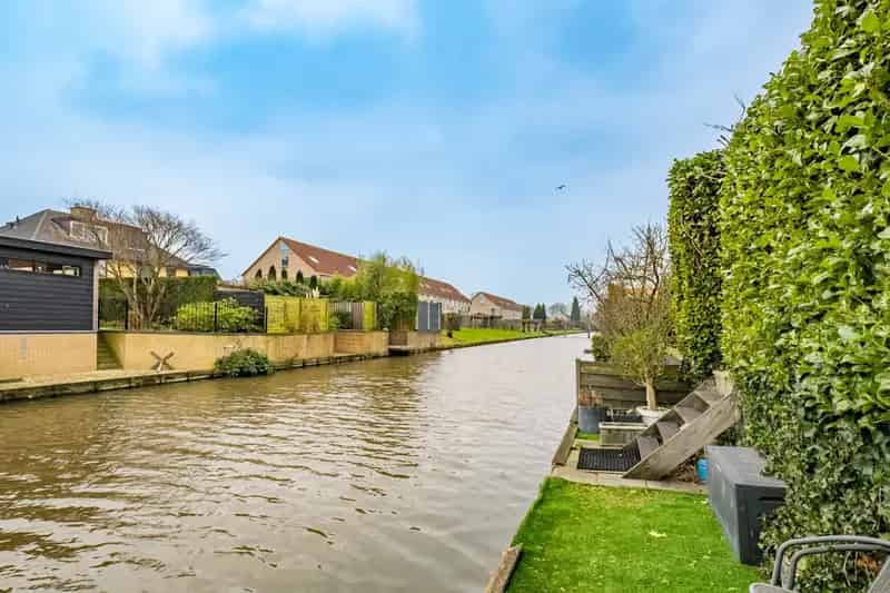Luxe Tweekapper Aan Het Water Met Grote Tuin