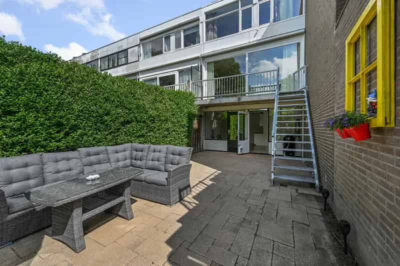 Huis te koop Uithoorn: Ruim huis met garage en 2 parkeerplaatsen