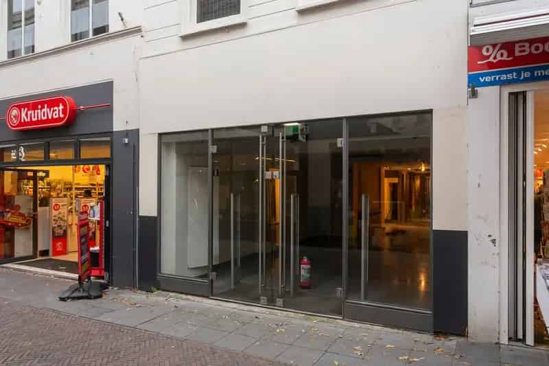 Belegging Tiel: 2 Winkelruimten 2 Appartementen  Mogelijkheden Tot Uitbreiding