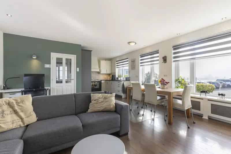 Tweekapper met rivierzicht en ruime tuin