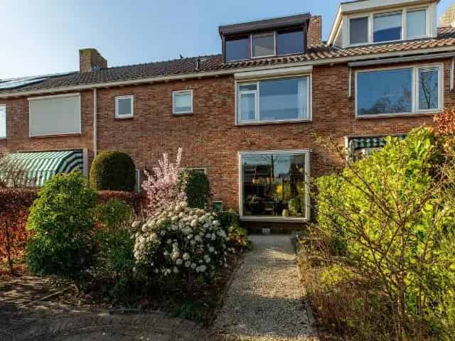 5 Slaapkamers Ruime Tussenwoning Oranjewijk Barendrecht