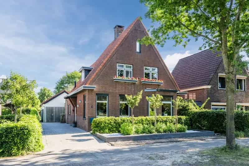 Jaren 30 woning te koop 5 slaapkamers ruime tuin Hulten