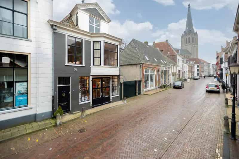 Winkelpand Doesburg:  109m² winkel & 143m² verhuurde bovenwoning