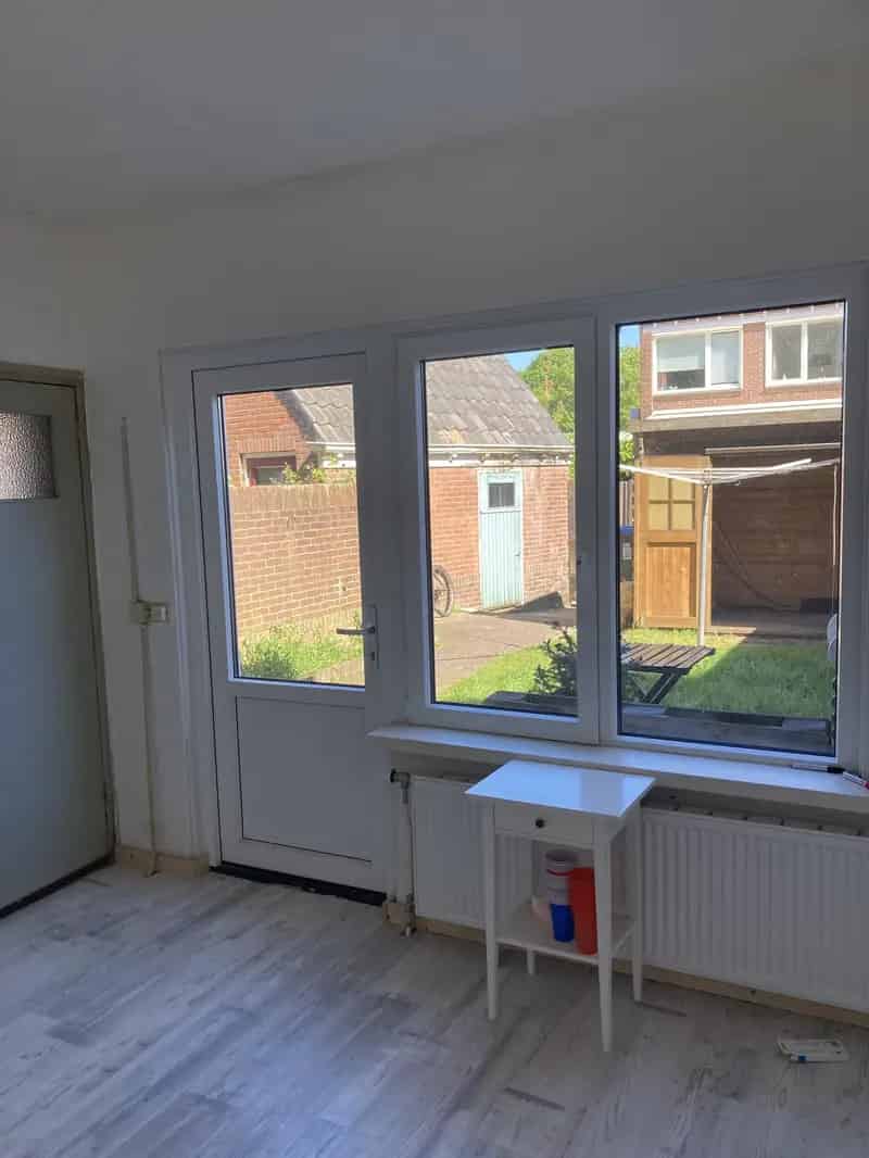 Grote kamer en slaapkamer onderverdieping te huur
