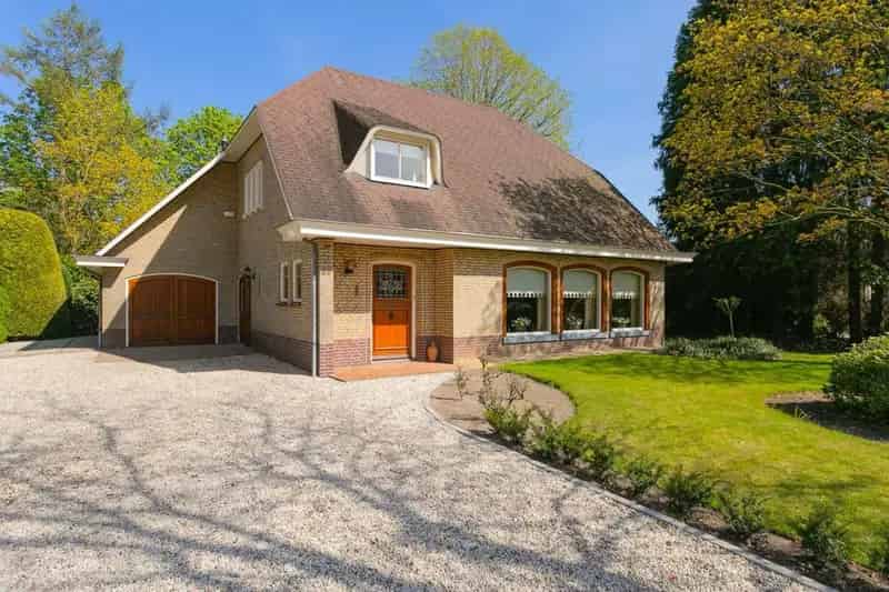 Ruime Vrijstaande Villa met Garage en Grote Tuin