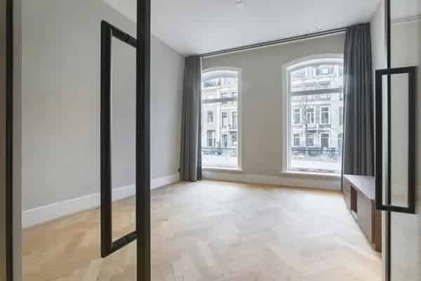 Te Koop: Uniek 3 Slaapkamers Appartement met Ruime Tuin