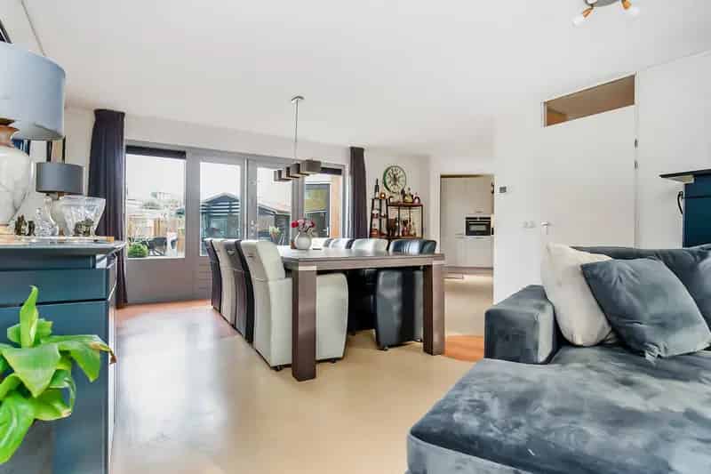 Te Koop: Tweekapper met Kantoor aan Huis in Nieuw Vennep