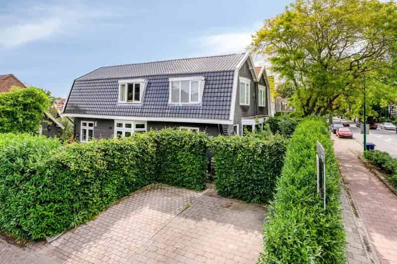 Huis te koop Soest: Gezellige gerenoveerde woning met garage en tuin