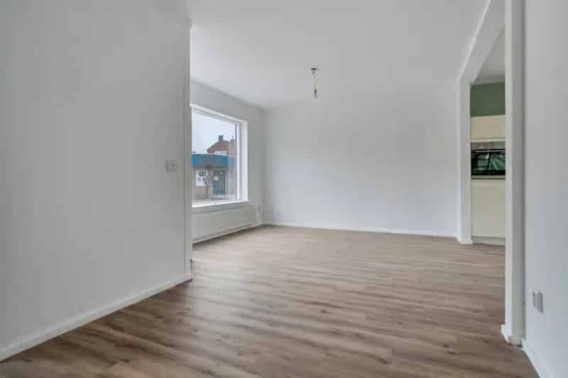 Ruime Halfvrijstaande woning met veel potentie