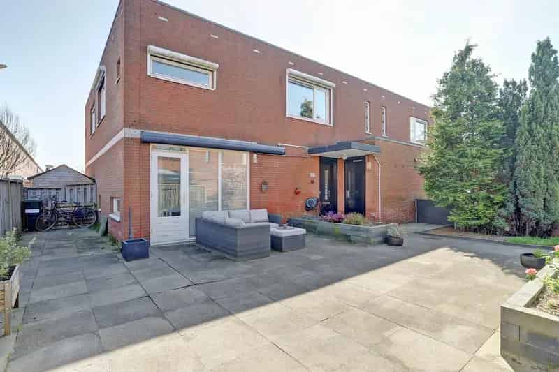 Huis te koop Hoogvliet: Ruime kwadrantwoning met tuin