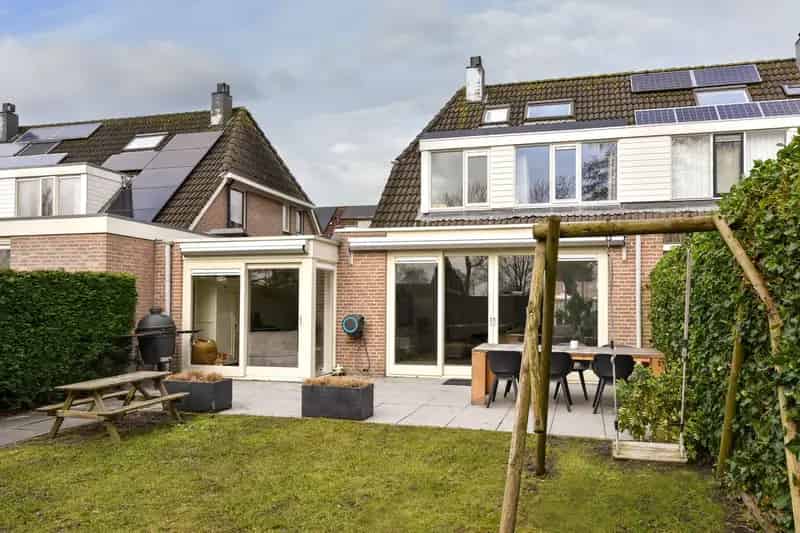2-onder-1-kapwoning Mijdrecht 143m		 4 slaapkamers Ruime tuin