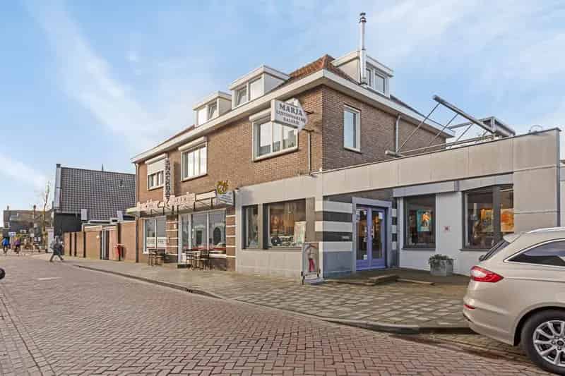 Winkelpand met bovenwoning te koop in Asten