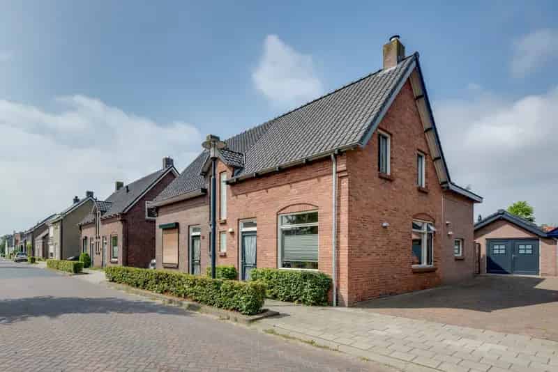 Instapklare Uitgebouwde Tweekapper met 4 Slaapkamers en Grote Tuin