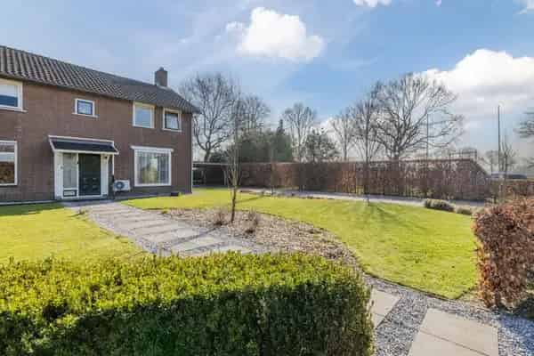 Vrijstaande helft dubbel woonhuis Hooghalen 4 slaapkamers grote tuin