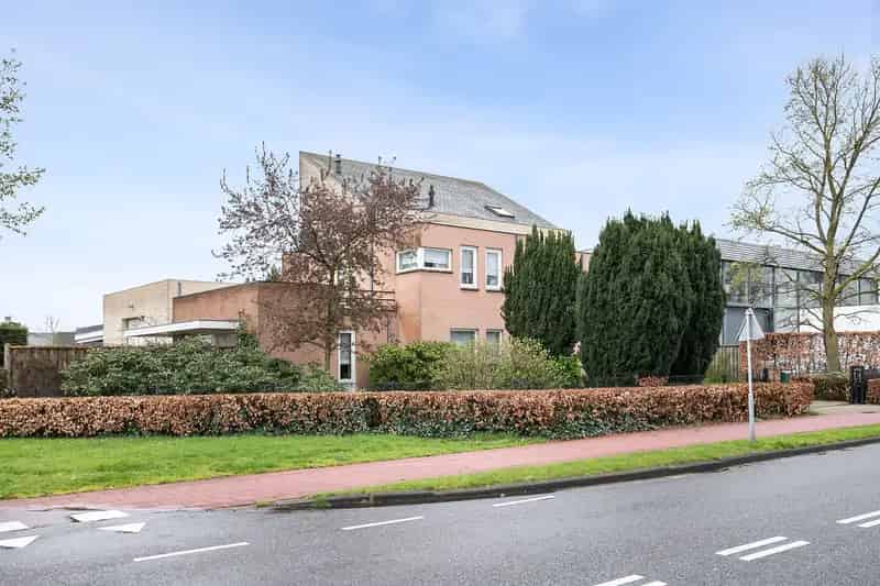 Bedrijfshal Bergeijk te koop: bedrijfswoning met hal en overkapping