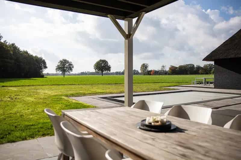 Luxe Rietgedekte Villa in Salland met Zwembad en 5 Slaapkamers