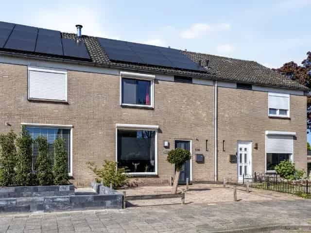 Moderne woning met 4 slaapkamers en grote schuur