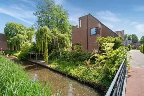Ruime Villa met Grote Tuin en Garage Nabij Recreatie en Winkelcentrum