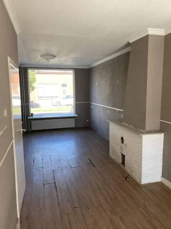 3 Slaapkamers Eengezinswoning Nabij Centrum Op te knappen