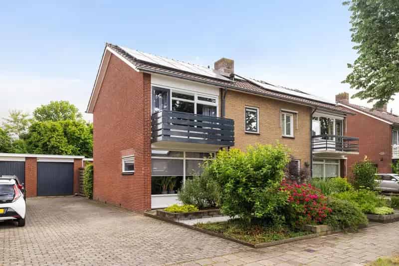 2 Onder 1 Kap Woning Eerbeek 3 Slaapkamers Garage Tuin Zonnepanelen